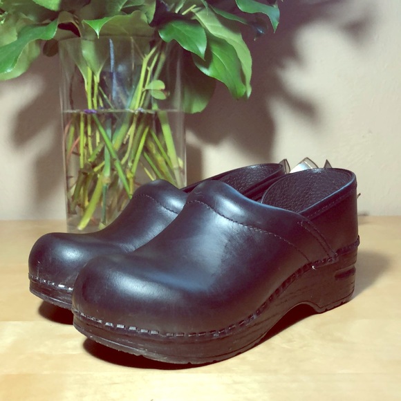 dansko youth clogs